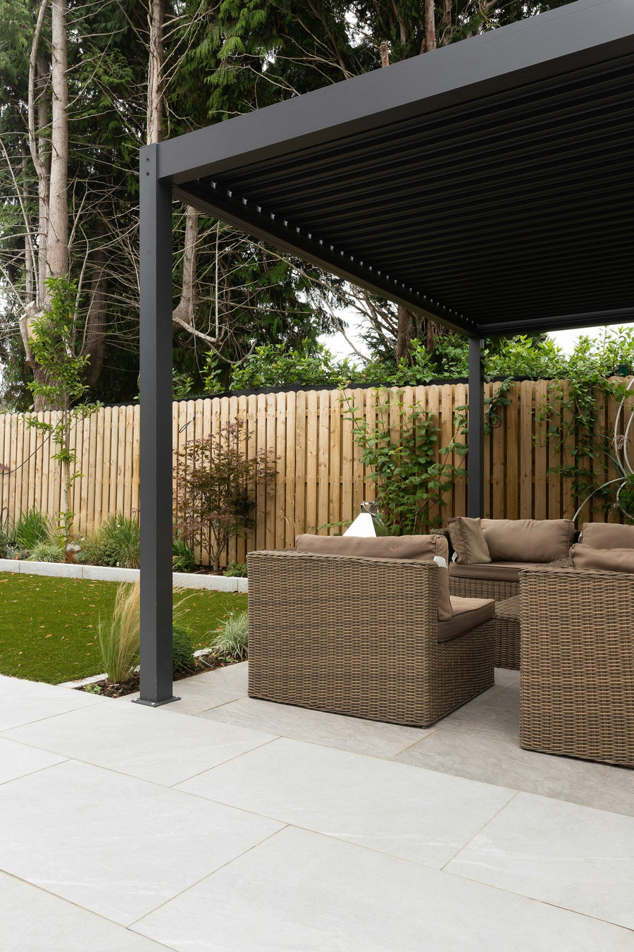 Pergola : comment se protéger du vent et du vis-à-vis ?